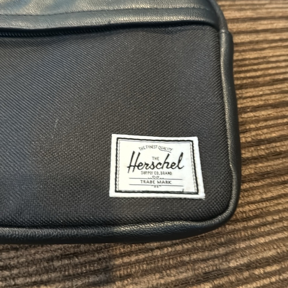 Herschel cosmetic/toiletry case - Picture 2 of 5